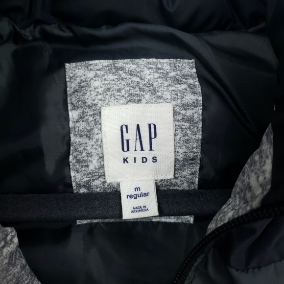 GAP kids dual front pocket puffer vest - Picture 2 of 4